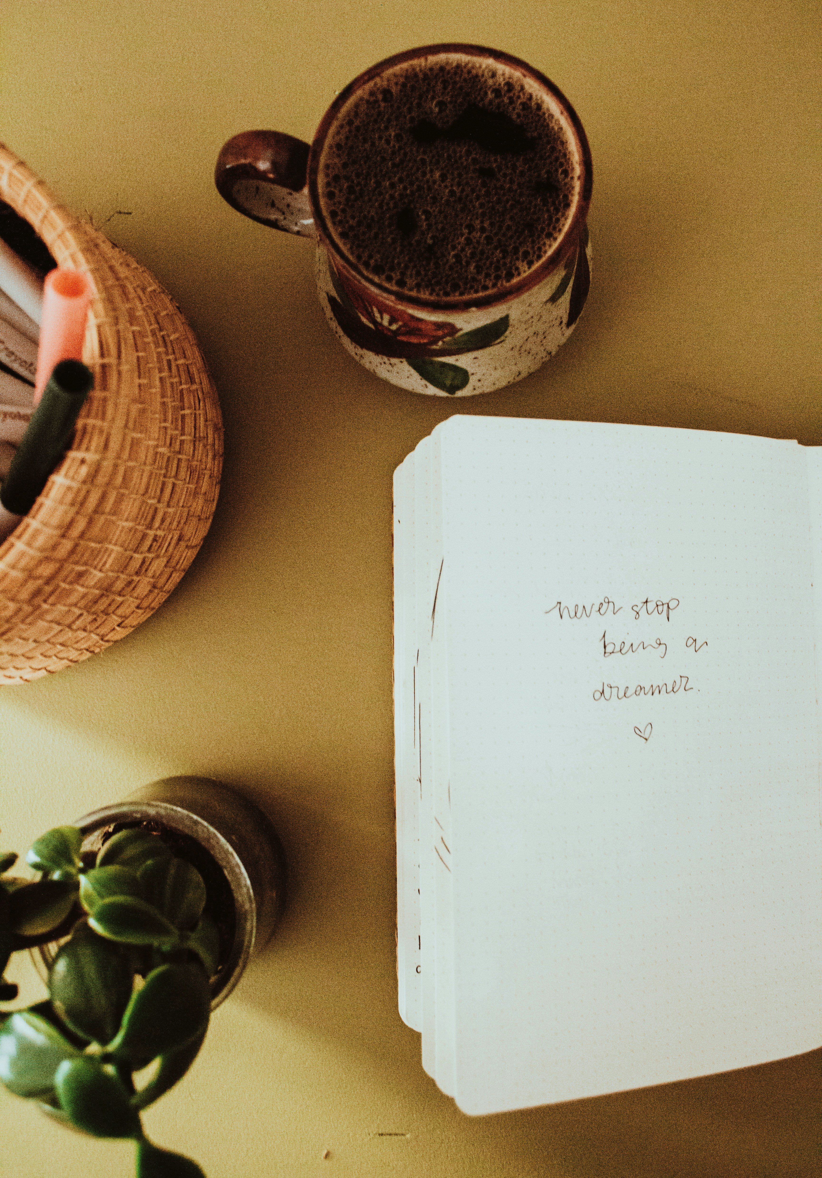 Personne écrivant dans un journal intime