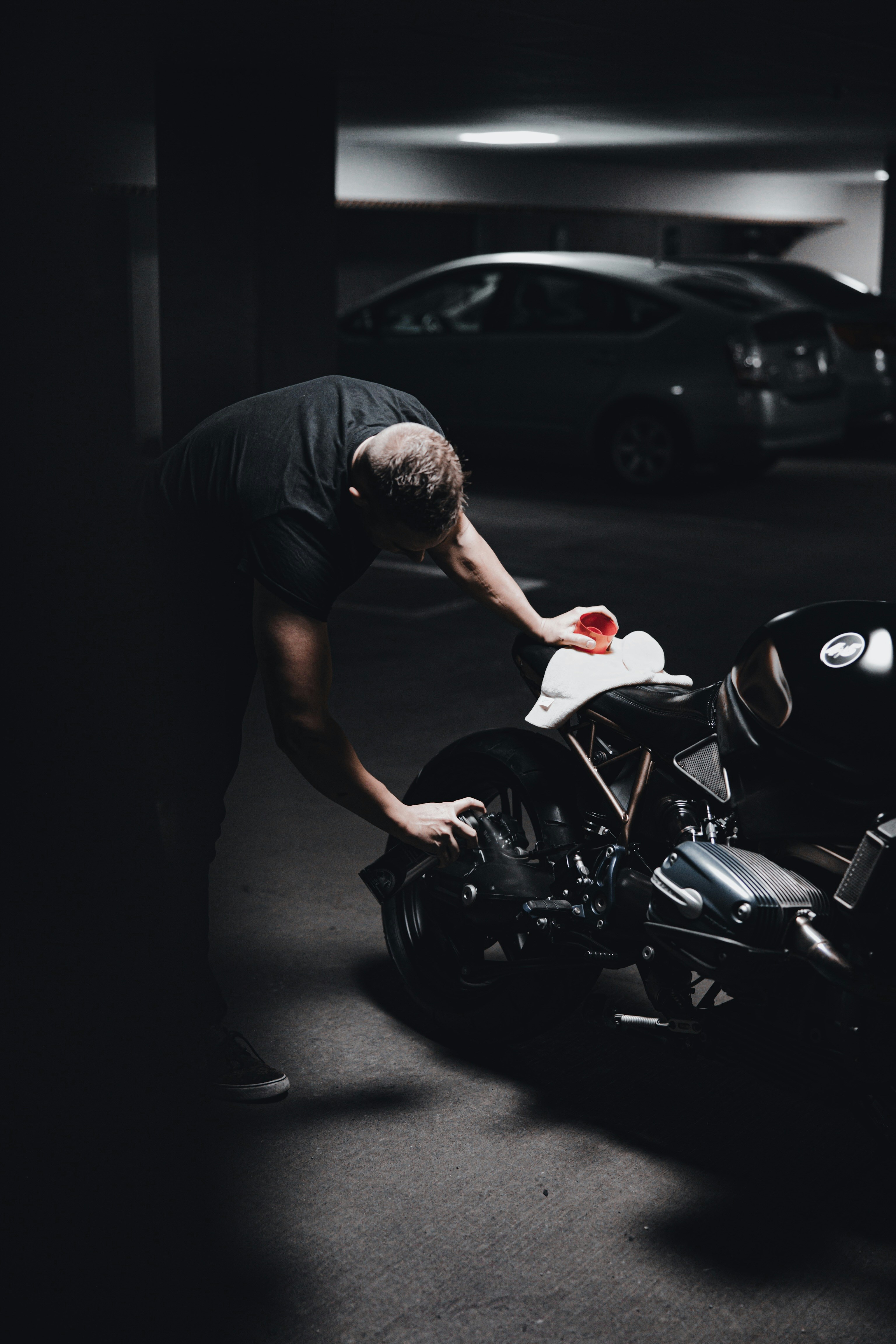 Couple marchant ensemble dans le brouillard