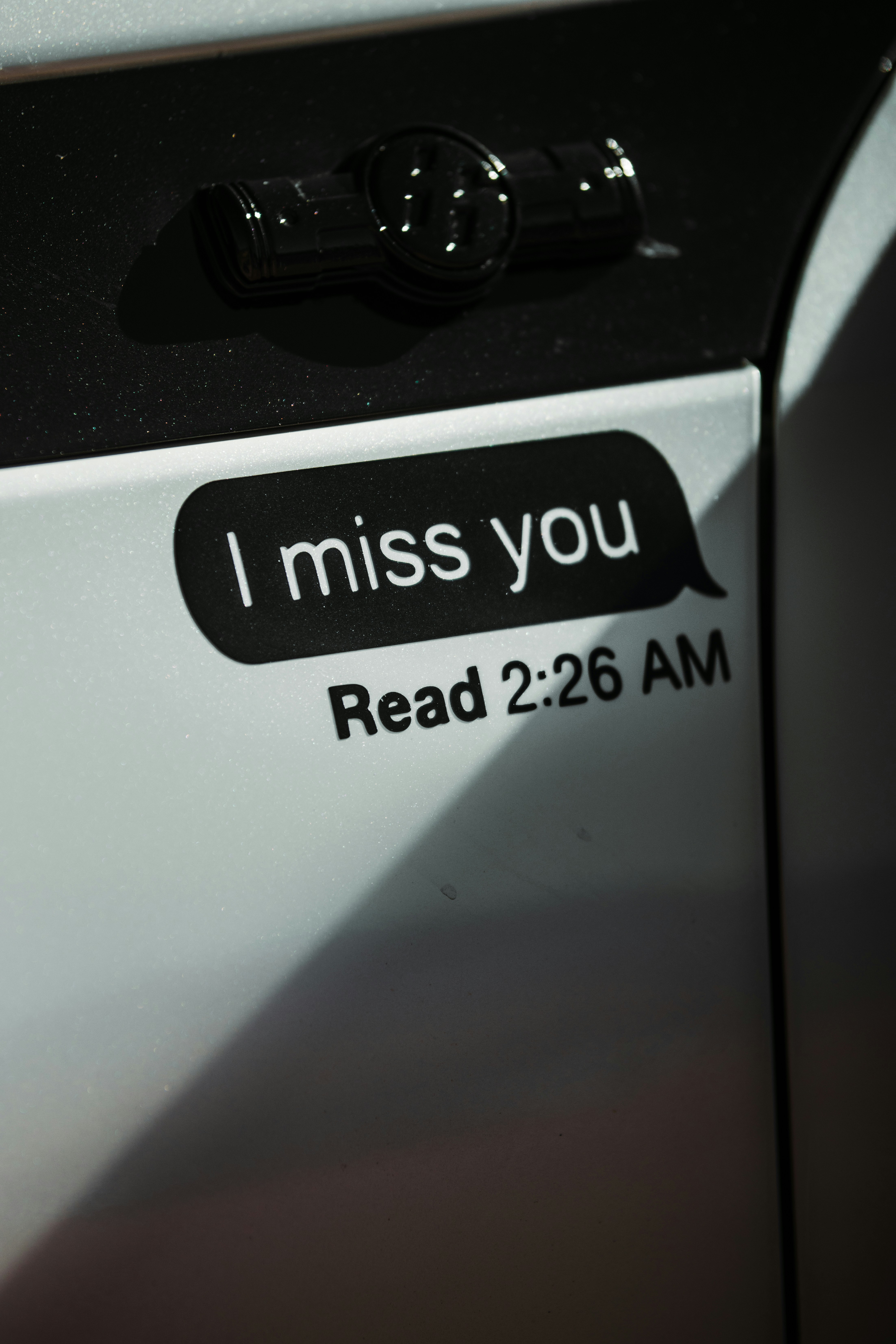 Personne réfléchissant avec des pensées flottantes