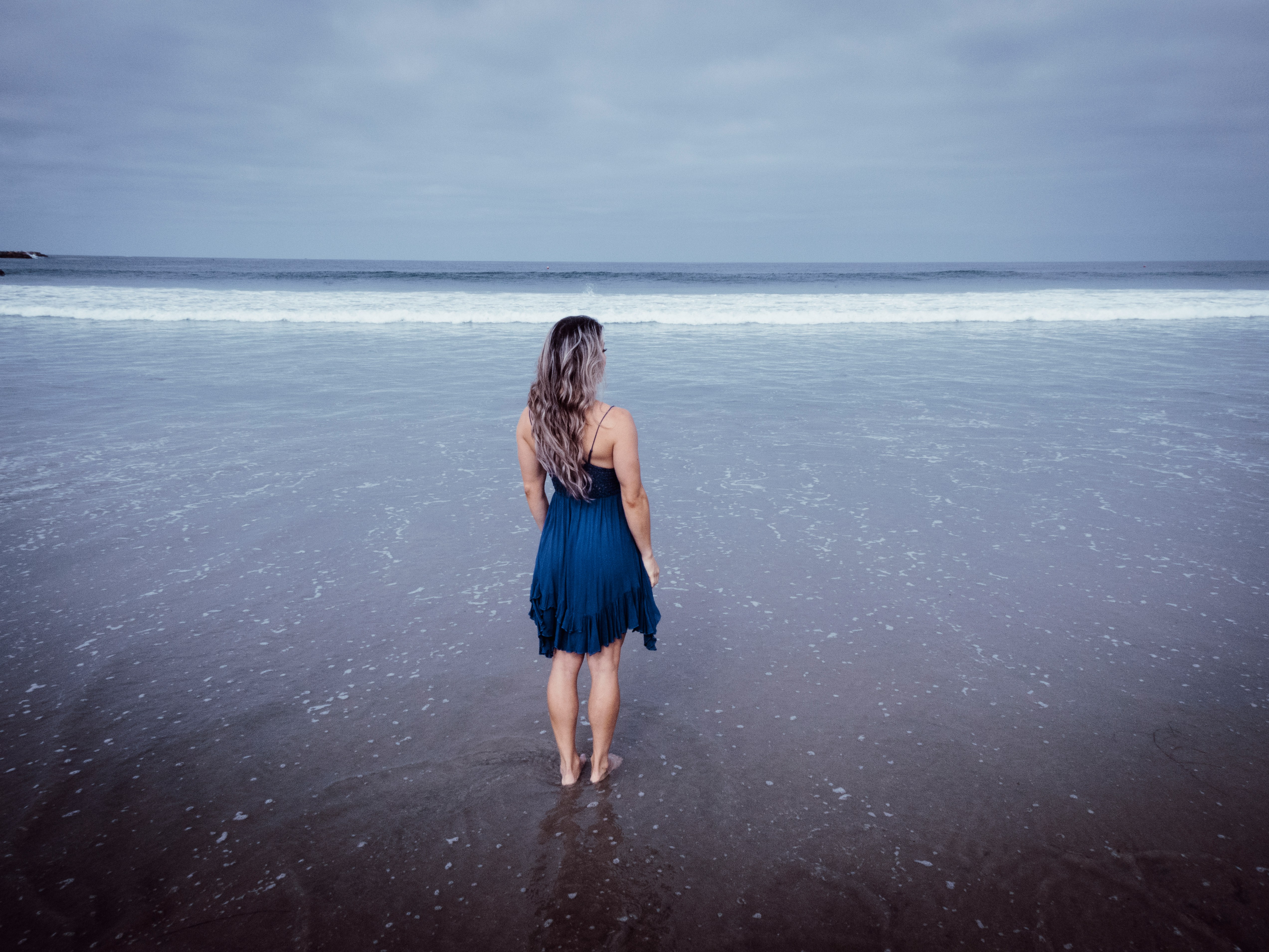 Personne regardant l'horizon avec sérénité